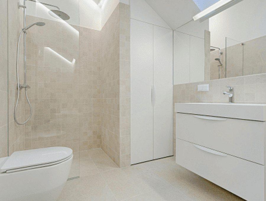 Mobilier de baie alb cu lavoar și oglindă
